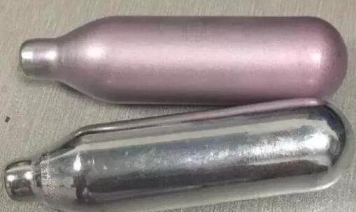 金屬探測門通道安檢發現17女子攜帶笑氣登機被查[圖]