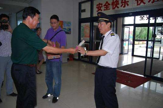 金屬探測安檢門廠家:烏魯木齊安檢總站關愛老年旅客.png 金屬探測安檢門廠家:烏魯木齊安檢總站關愛老年旅客.png