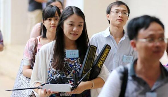 成都高考中考期間需經(jīng)過(guò)學(xué)校金屬探測(cè)儀安檢.jpg 成都高考中考期間需經(jīng)過(guò)學(xué)校金屬探測(cè)儀安檢.jpg