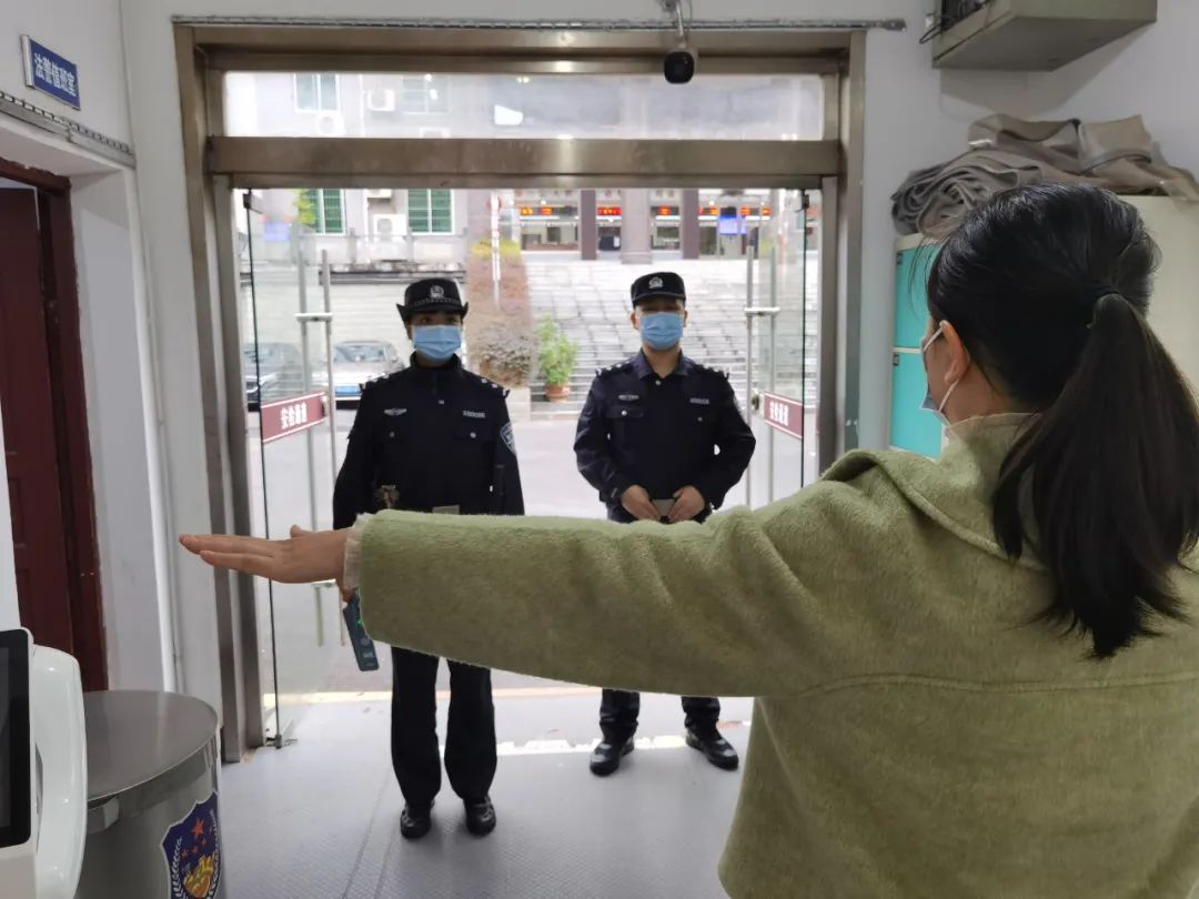 天柱法院安檢門顯神威，一女子攜帶違禁品被查獲！