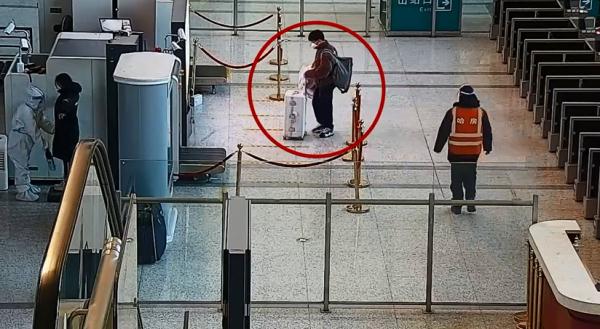 粗心大學(xué)生雙肩包落在安檢儀上【圖文】-1.jpg 粗心大學(xué)生雙肩包落在安檢儀上【圖文】-1.jpg