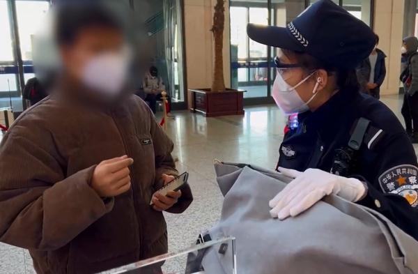 粗心大學(xué)生雙肩包落在安檢儀上【圖文】-3.jpg 粗心大學(xué)生雙肩包落在安檢儀上【圖文】-3.jpg