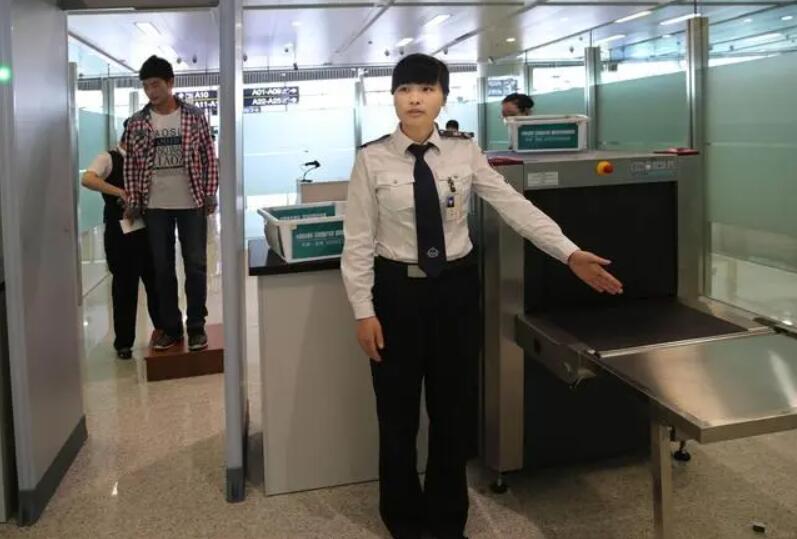 女性進入安檢門通道時，安檢員會感到尷尬嗎？過安檢的注意事項-2.jpg