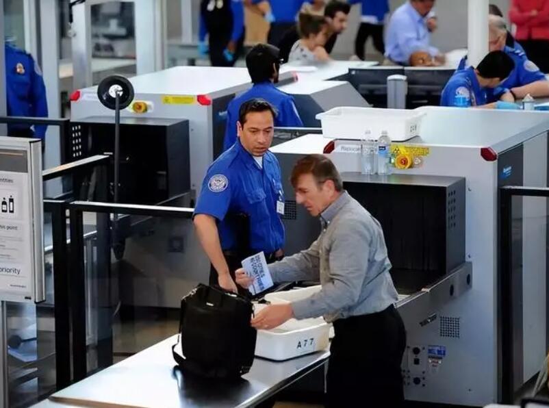 機(jī)場(chǎng)安檢門通道中害怕泄露隱私嗎?不用擔(dān)心-6.jpg 機(jī)場(chǎng)安檢門通道中害怕泄露隱私嗎?不用擔(dān)心-6.jpg